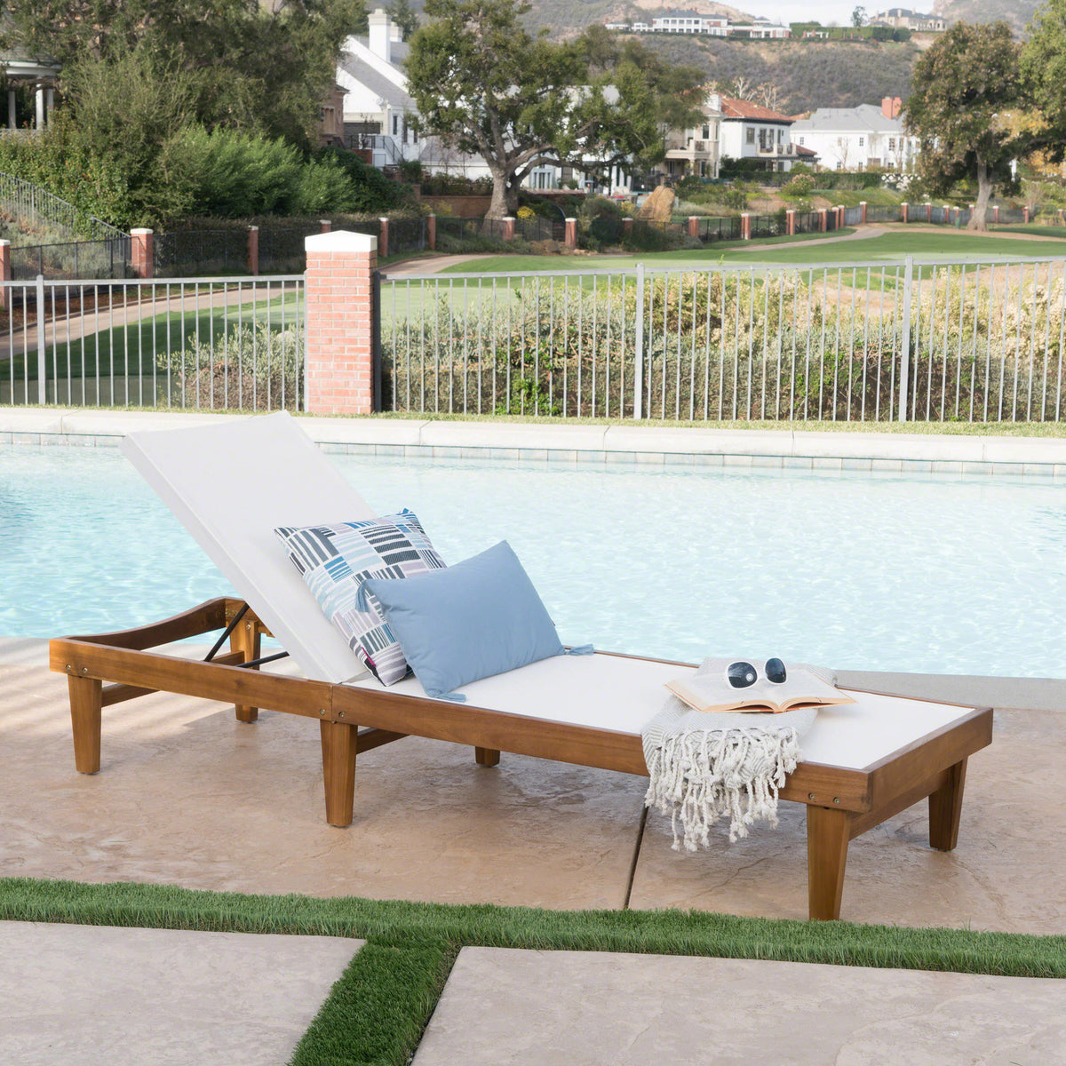 Summerland Outdoor Chaise Lounge – Beige Mesh