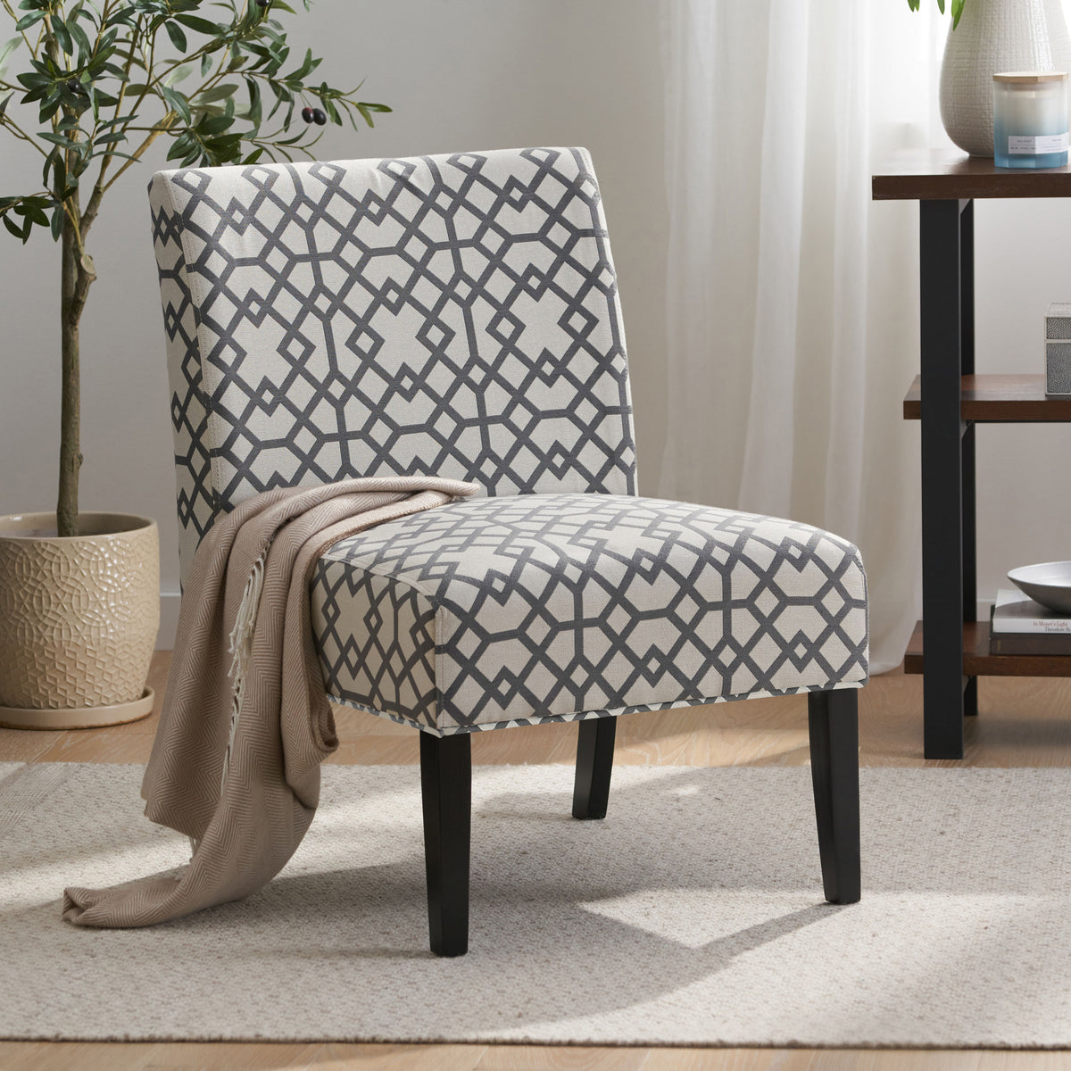 Modern Accent Chair – Cream Fabric